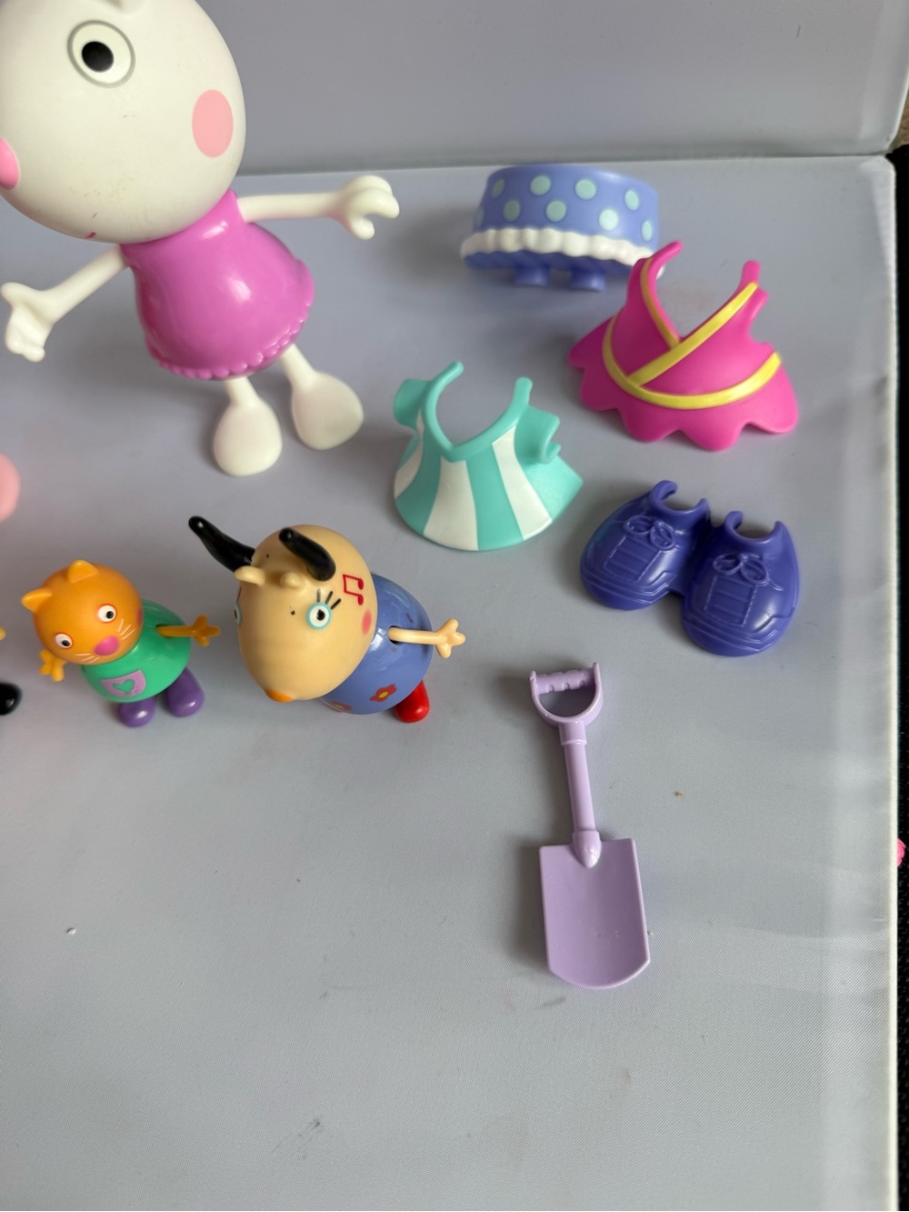Peppa Pig Lot- Dress Up Peppa & Suzy Dolls w/ Accessories & Mini Figures - Picture 5 of 8